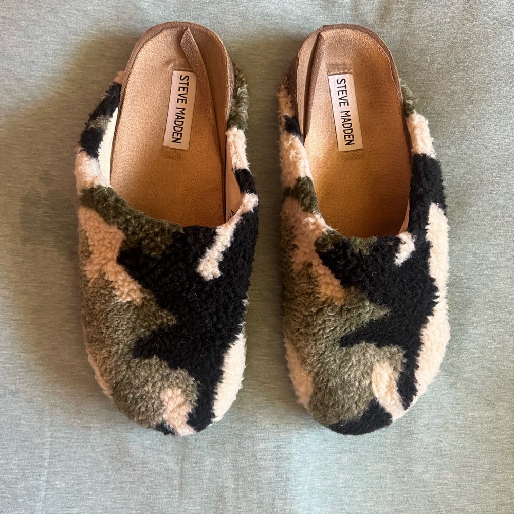 Steve Madden Vesa Camouflage Sherpa Clog Mules